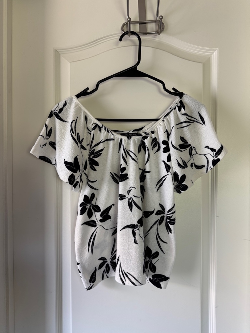 Banana Republic White Off-Shoulder Blouse with Black Floral Print / AA93